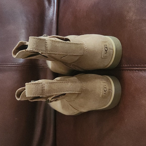 NEW UGG Boots - Picture 2 of 4